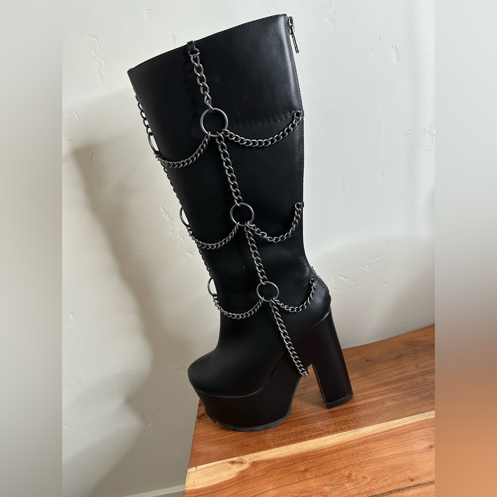 Fan all Flames chained boots